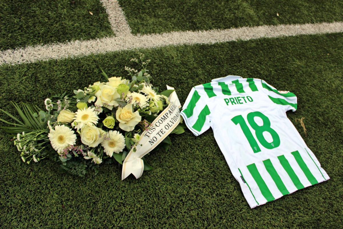 Ramo de flores y camiseta de Prieto en la Ciudad Deportiva.