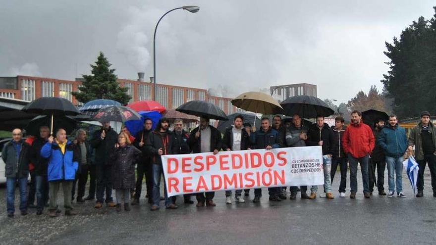 Protesta de los trabajadores frente a las instalaciones de la maderera en Infesta.