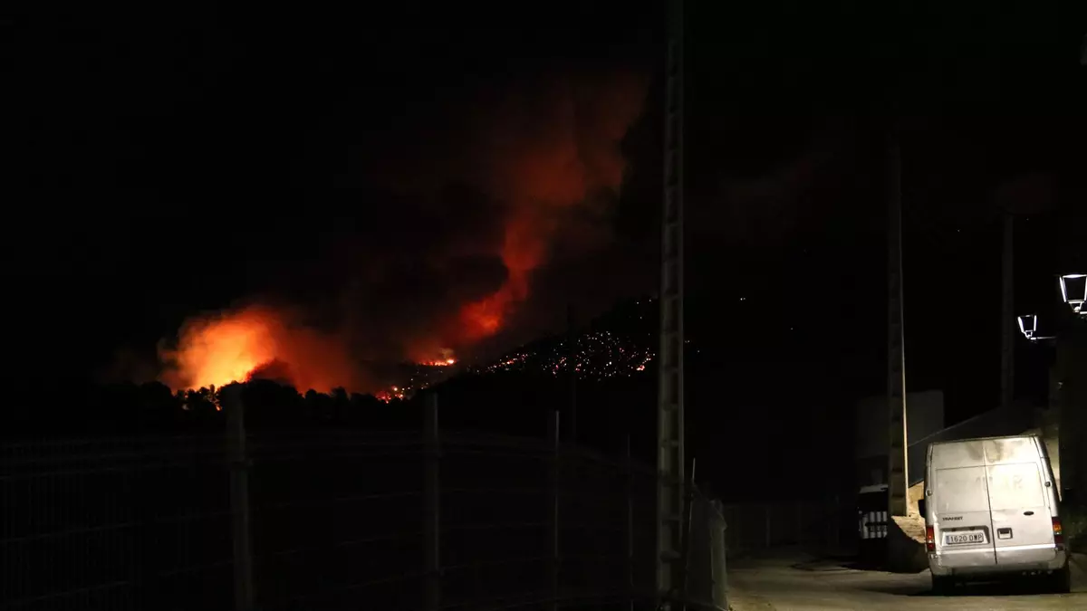 El incendio del Baix Ebre hace estallar bombas de la Guerra Civil: "Se oyen explosiones procedentes de las montañas"