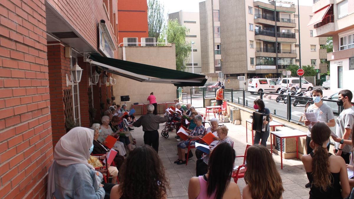 El coro de la residencia de mayores y la coral del instituto comparten música y canciones.