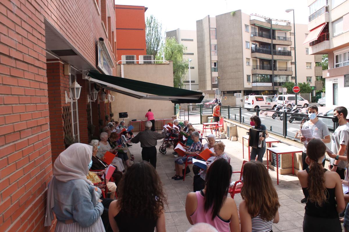 El coro de la residencia de mayores y la coral del instituto comparten música y canciones.