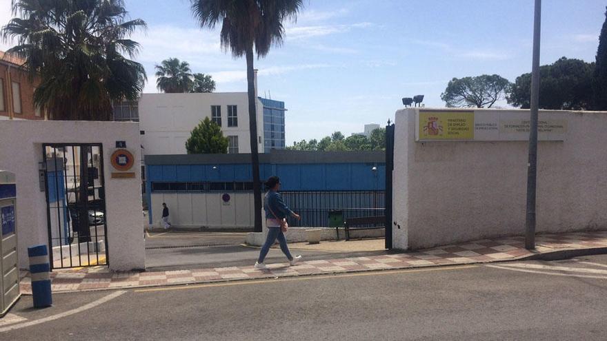 Una vecina de Marbella pasa por delante de la Escuela de Turismo Bellamar.