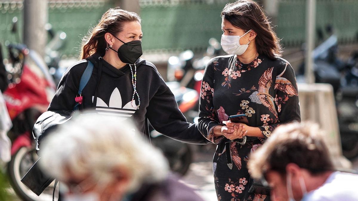 Dos mujeres pasean por Santa Cruz.