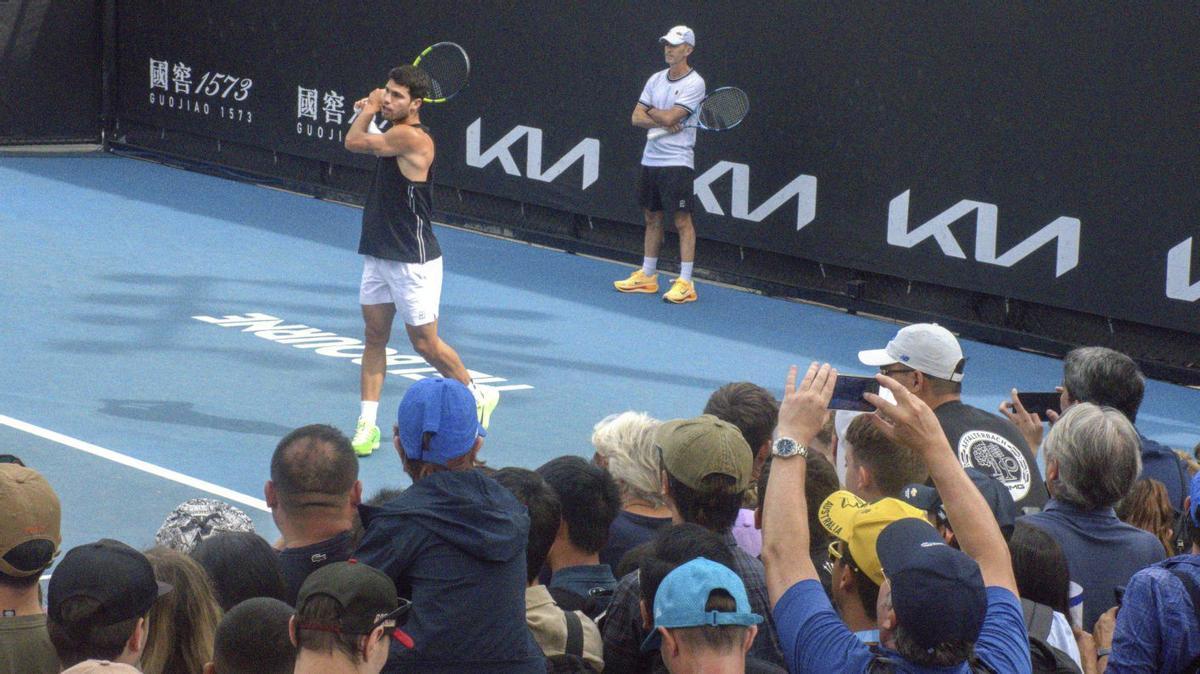 Cientos de aficionados siguen un entrenamiento del tenista murciano. | EDURNE MORILLO/EFE