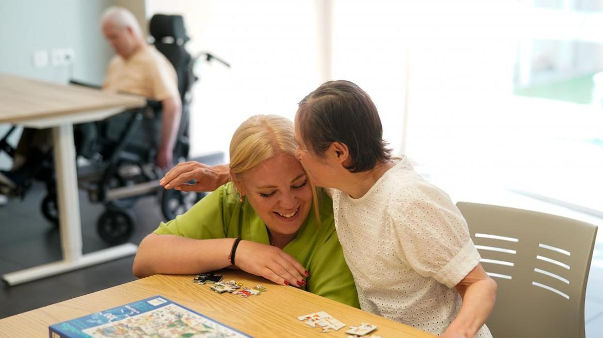 Refuerzo en la atención residencial en Carabanchel