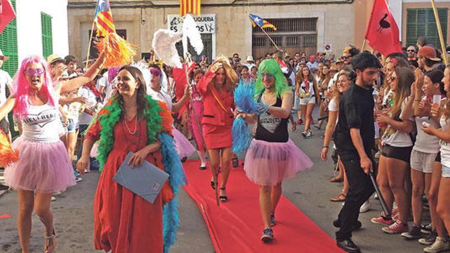 Maribel Servera desfila entre la multitud.