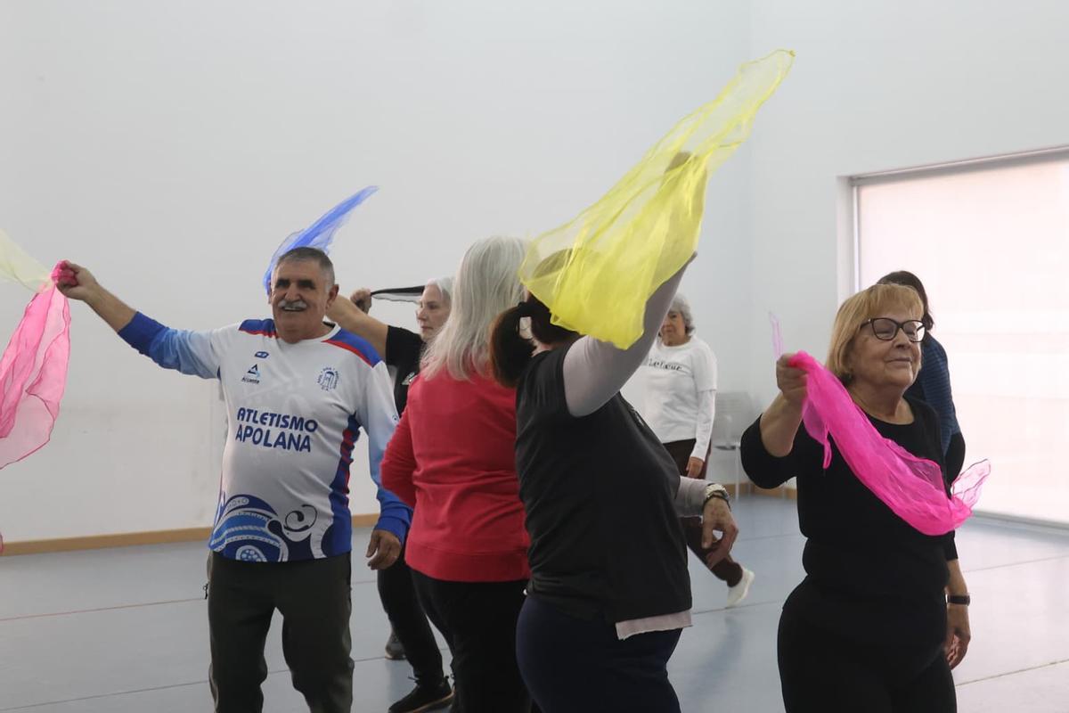 Usuarios del centro de mayores de La Florida realizan su primera clase de gimnasia este lunes.