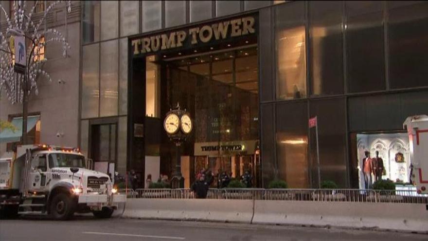 Manifestantes toman la Torre Trump como protesta por la elección del magnate