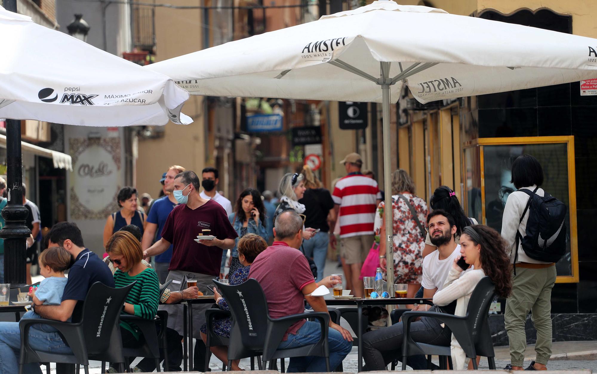 Los bares y las calles valencianas recuperan la efervescencia el 9 d'Octubre