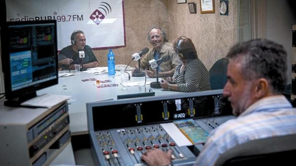 Joan Manuel Serrat, con el presentador Antoni Badia y la directora de programación Lídia Juste, ayer, en Ràdio Rubí.