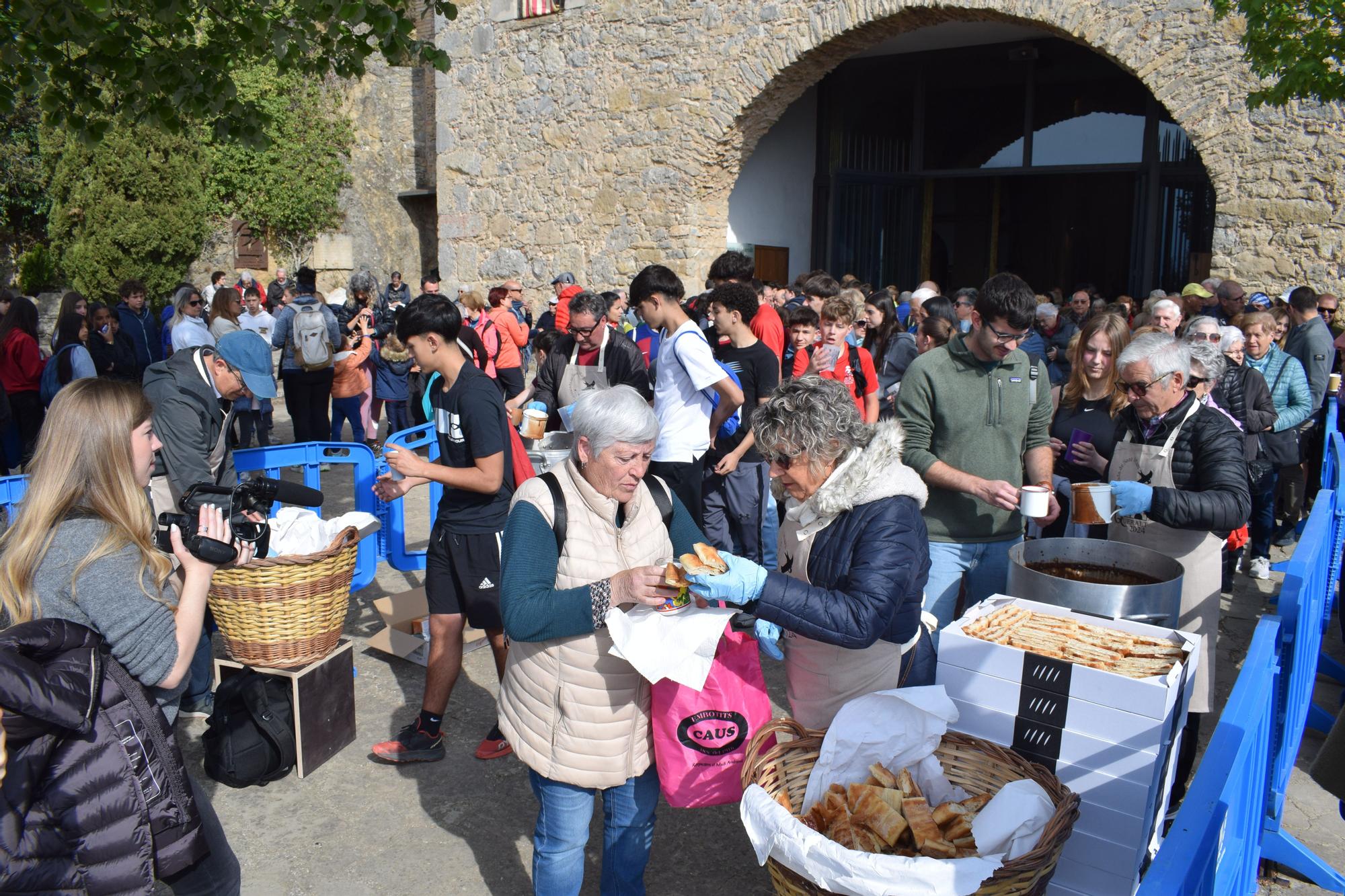 Berga manté viva la tradició de pujar a Queralt, amb la xocolatada com a reclam
