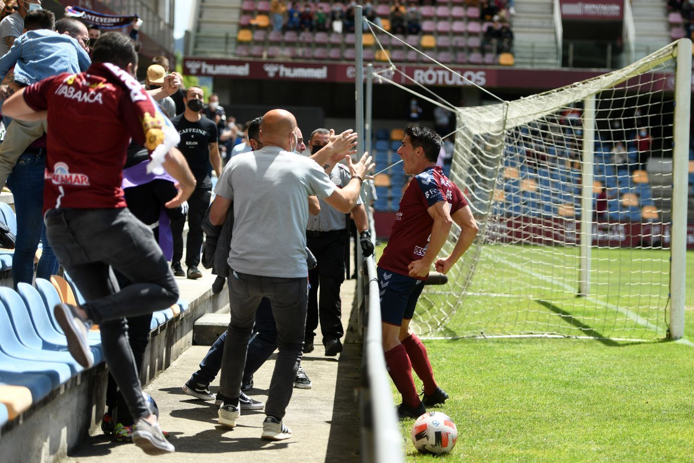 La emocionante permanencia del Pontevedra: goles y lágrimas en Pasarón