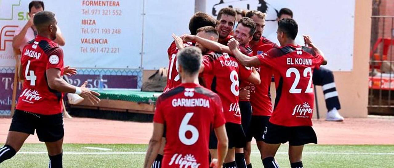 Los futbolistas del Formentera se abrazan para celebrar el gol del Tarazona en propia meta. | SDF