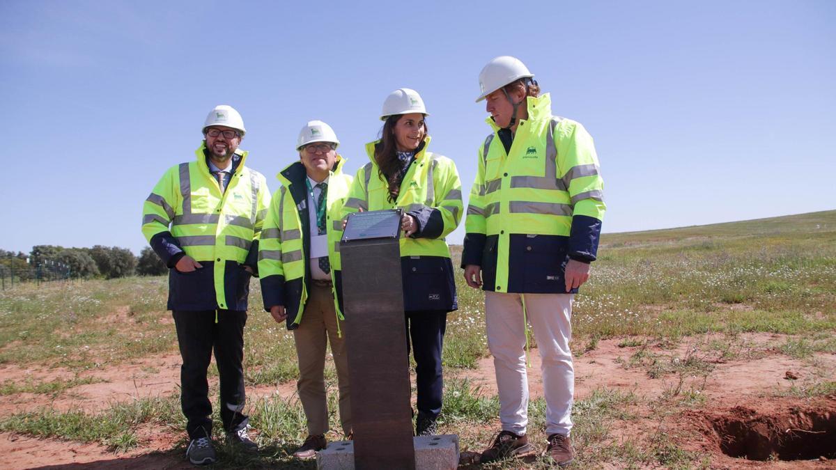 Colocación de la primera piedra de la planta solar de Plenitude (Eni) hoy cerca de Lobón.