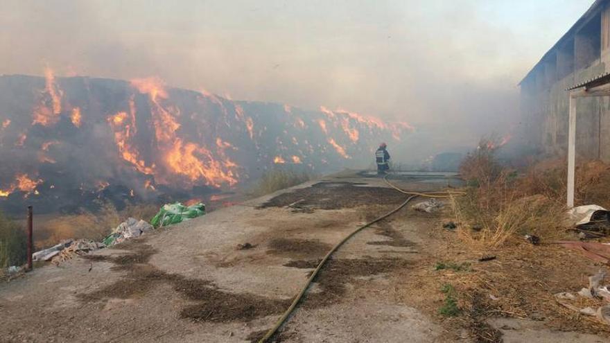 Arden unas 2.000 toneladas de paja en un almacén de Tauste