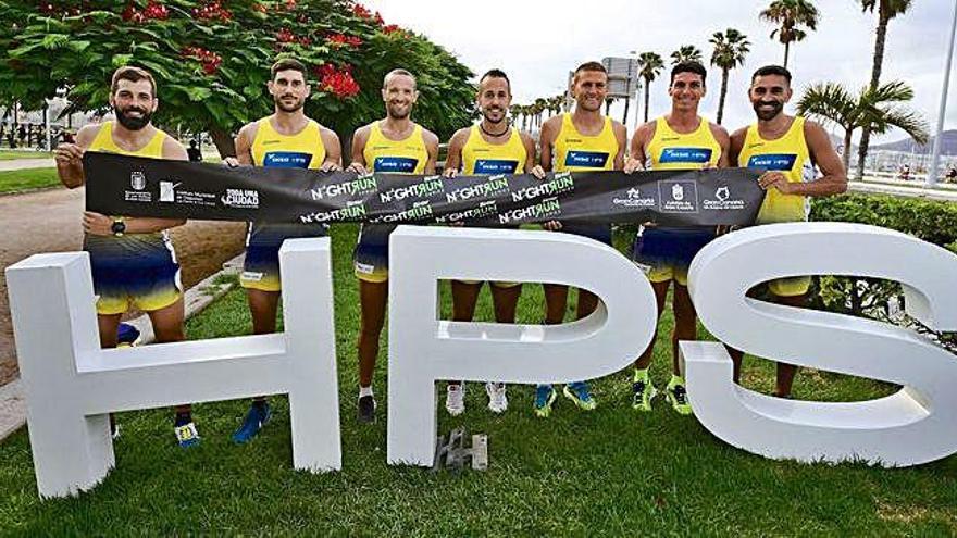 Los componentes del equipo Disa HPS posan con la banda de la Binter Night Run.