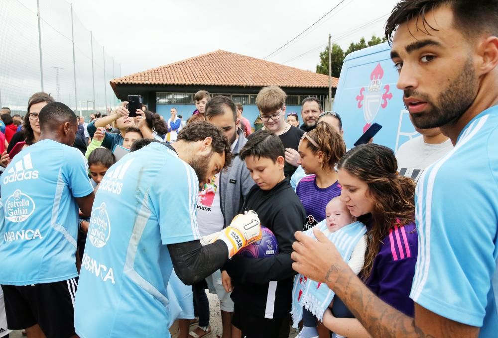 La afición disfruta del entrenamiento del Celta en el Día de Galicia