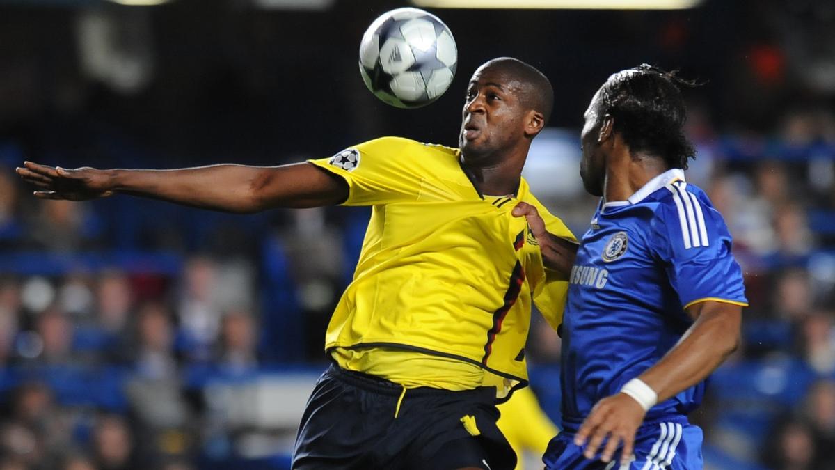 Touré Yaya, agarrado por Drogba en el Chelsea-Barça de la campaña 2008-09.