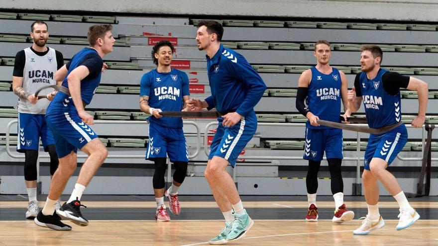 Los jugadores del UCAM Murcia durante un entrenamiento esta semana en el Palacio.