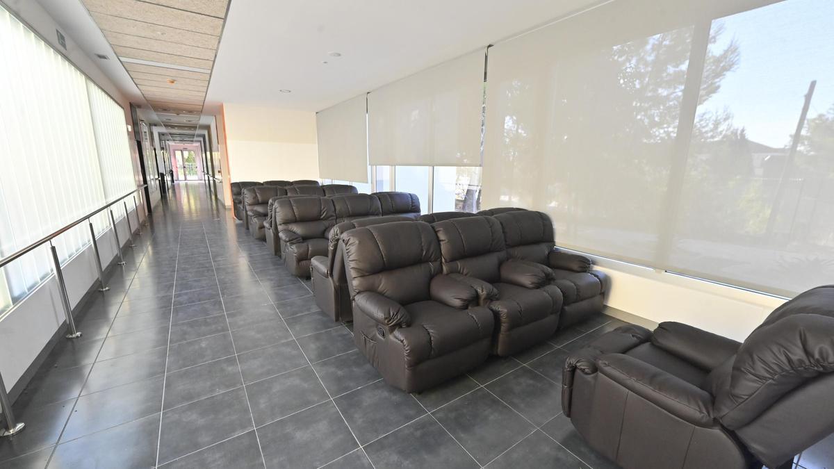 Sala con sofás para los usuarios.