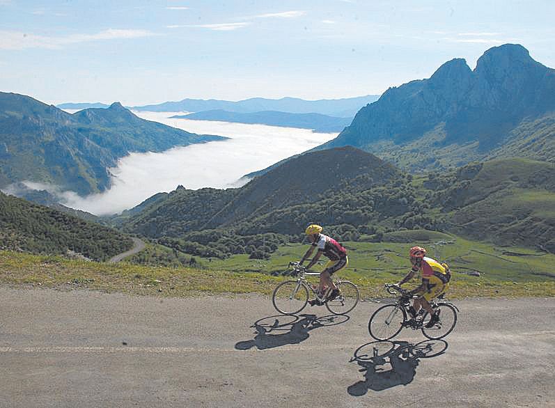 Ciclistas realizando una ruta de montaña en Lena