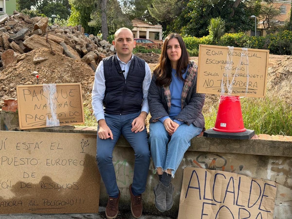 Los portavoces del PP frente a una montaña de escombros en la Canyada.