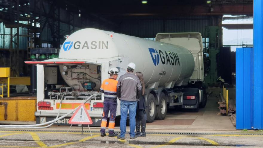 Un camión cisterna carga gas en el astillero // Marta G. Brea