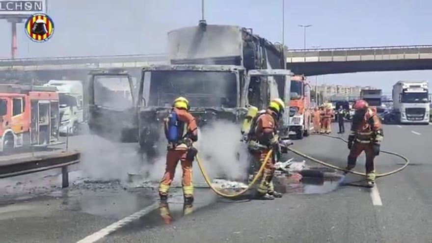 El incendio de un camión de basura obliga a cortar la A-3 en Xirivella