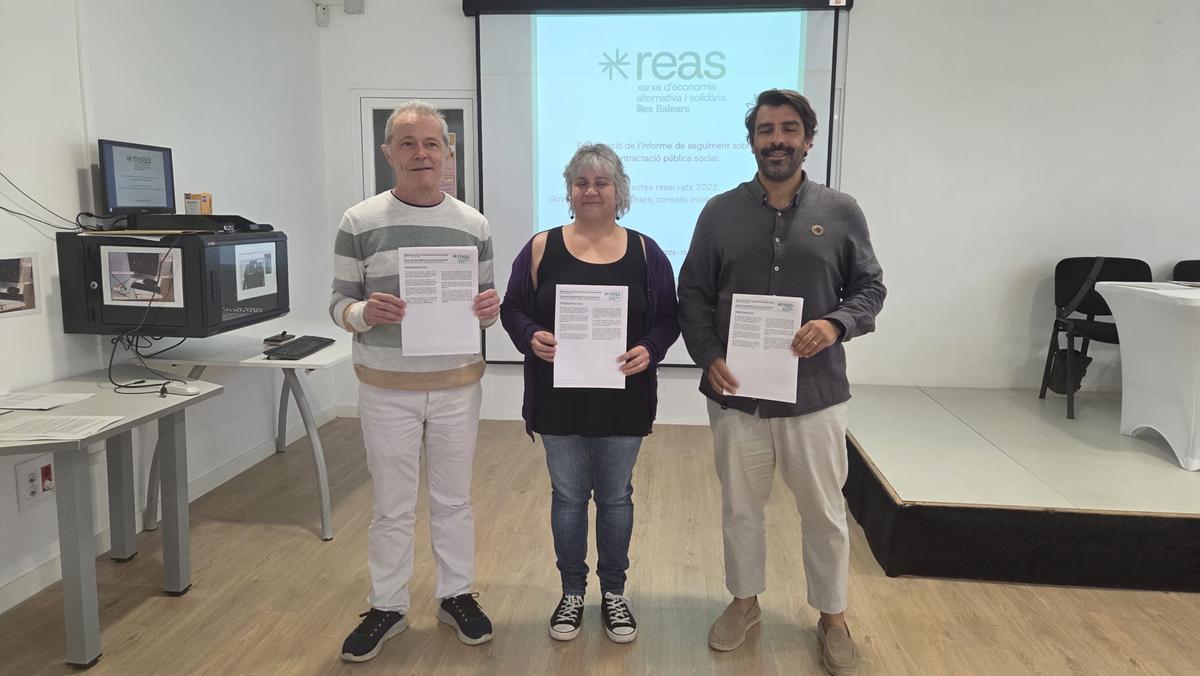 Los responsables de la red solidaria mostraron el informe de contratación pública