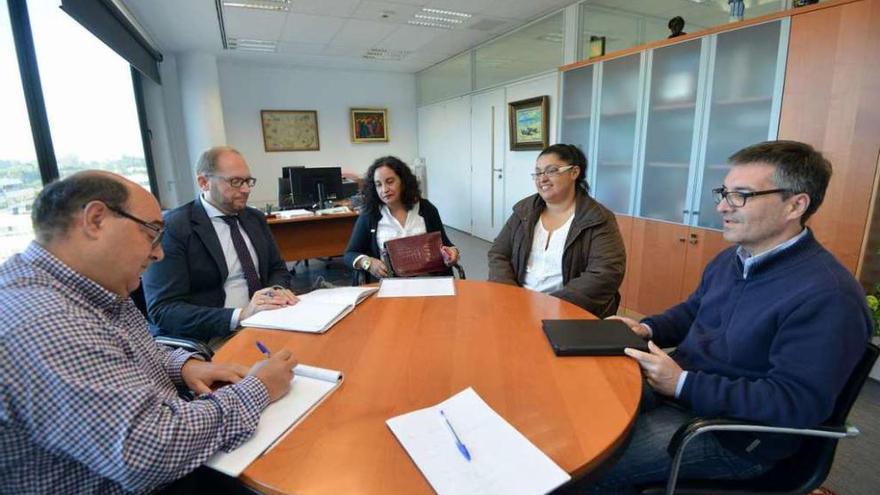 La directora y miembros del ANPA, ayer, en Pontevedra con técnicos de la consellería. // Gustavo Santos