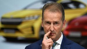 El CEO de Volkswagen, Herbert Diess, se dirige a los medios de comunicación después de una reunión del consejo de supervisión en la planta de Volkswagen en Wolfsburg.