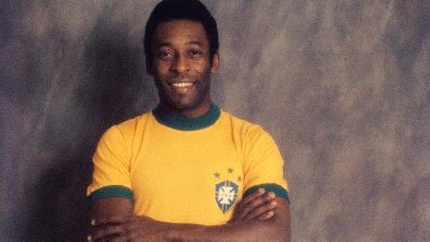 Pelé, con la camiseta de Brasil luciendo las tres estrellas que le acreditan como tricampeón del mundo.