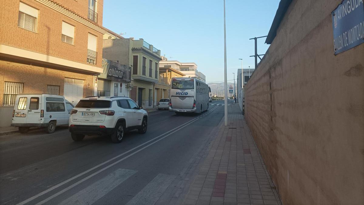 La Generalitat muestra su compromiso de recuperar la línea de autobús que enlaza Playa de Moncofa y Castelló antes de que finalice el año, con cinco expediciones.