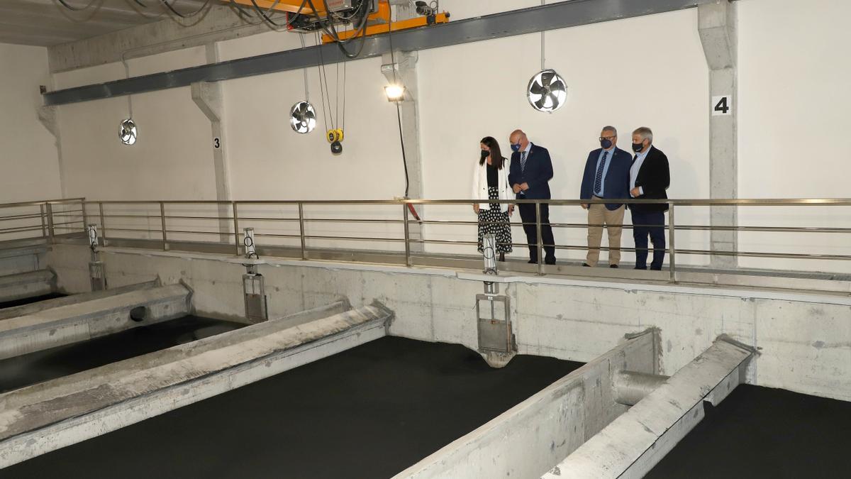 Las autoridades, durante su visita al interior de la ETAP de Sierra Boyera.