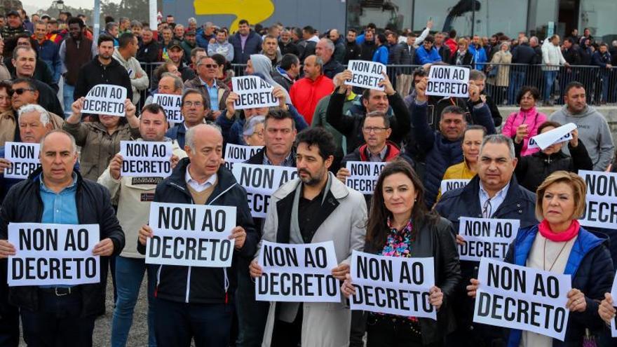 Los dirigentes del PP de Arousa y los bateeiros reunidos ayer en Vilanova.   | //  IÑAKI ABELLA