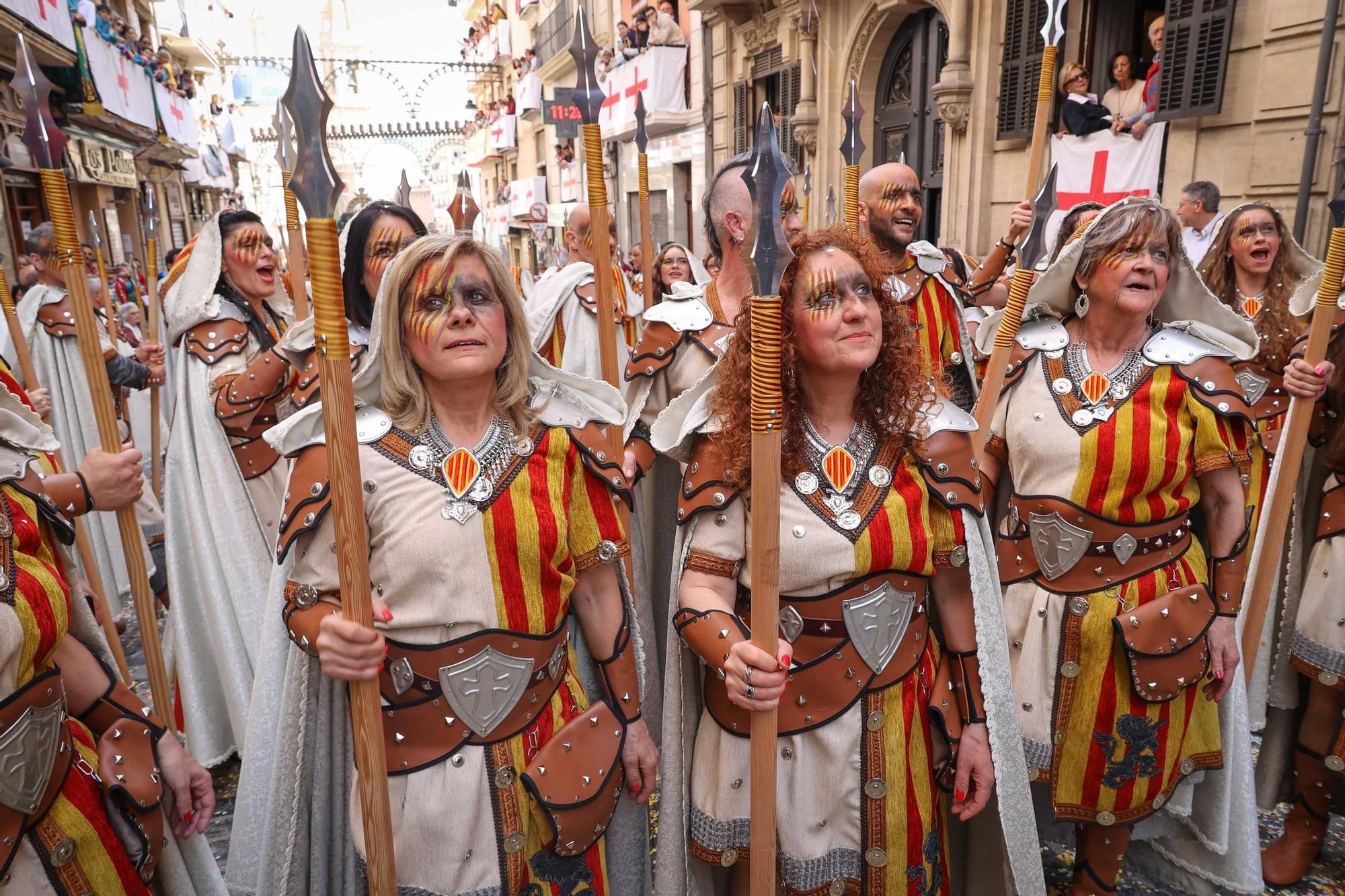 Alcoy se entrega al espectáculo de las tropas cristianas