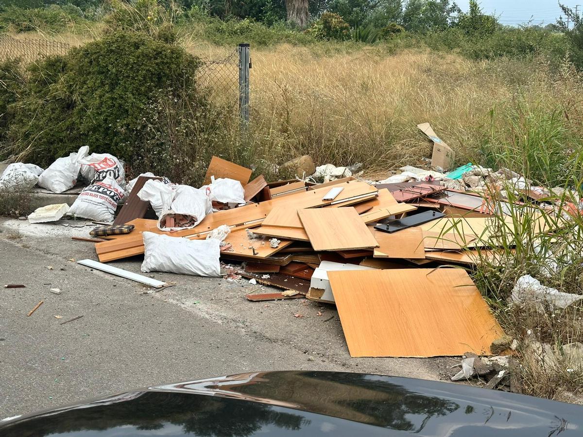 Los restos de mobiliario descargados en un descampado en la partida Materna de Alzira.