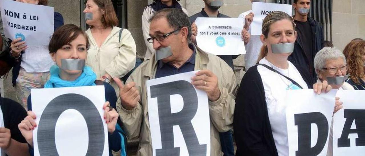 Protesta contra la &quot;ley mordaza&quot; en la ciudad de Pontevedra. // Rafa Vázquez