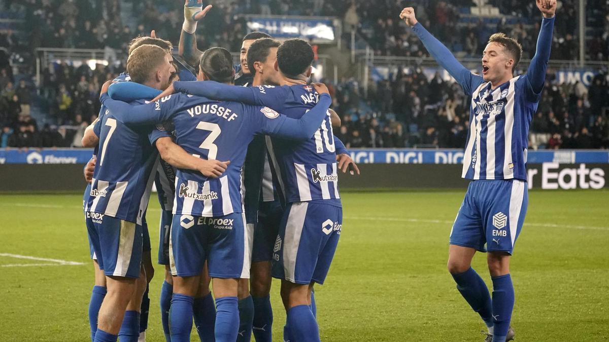Los futbolistas del Alavés festejan el tanto de Carlos Vicente.