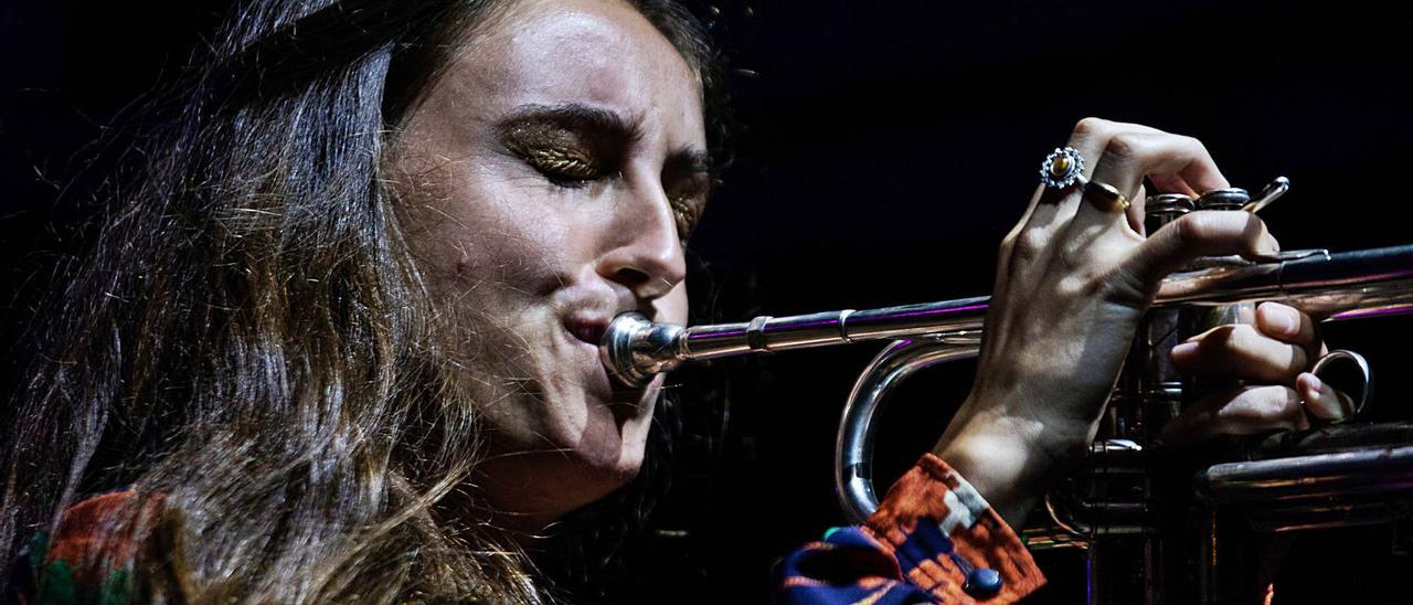 Alba Careta, ayer, durante la actuación con su grupo en el Eivissa Jazz, en el Baluard de Santa Llúcia.  |  ZOWY VOETEN