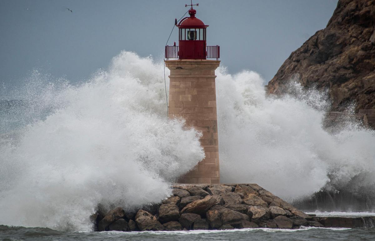 El faro del Port d'Andratx, alcanzado por el fuerte oleaje