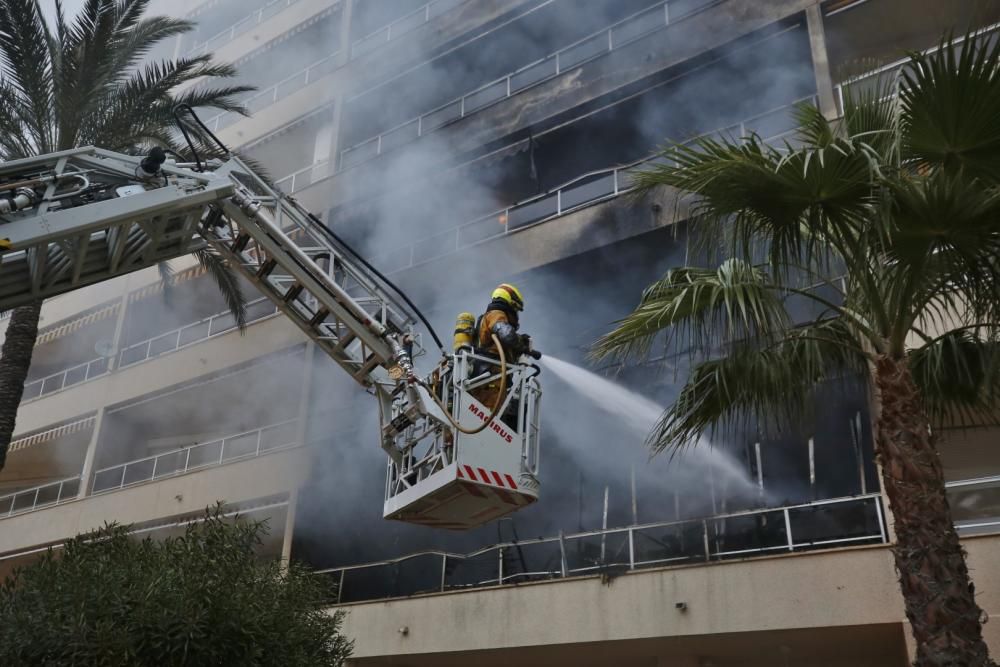 Dos bomberos heridos en un incendio provocado en un piso en Torrevieja. La Guardia Civil ha rescatado al residente de un primer piso que habría provocado las llamas en un intento de suicidio.