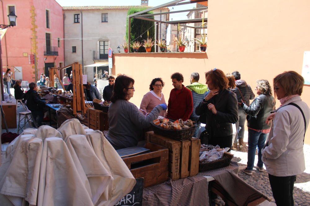 La Fira del Pa de Castelló marida pluja i vent