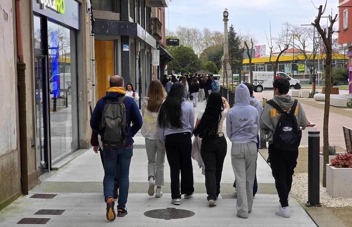 Alumnos del instituto trilingüe de Educación Secundaria y Bachillerato Alfredo Kraus (Madrid), en Vilagarcía, esta mañana.