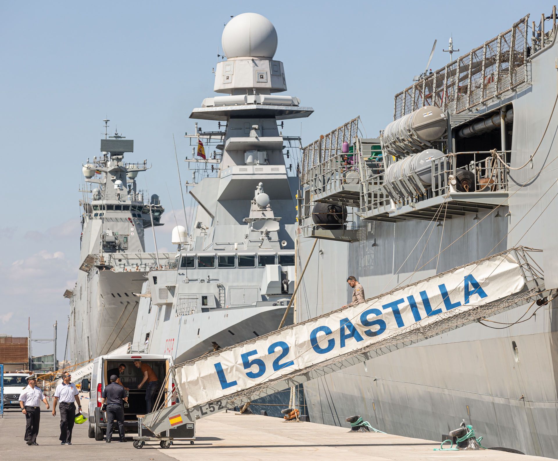 Colas para visitar el buque Castilla de la Armada Española