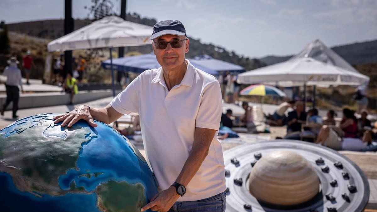 El el brasileño Waldo Fapelo, que ha recorrido el mundo viendo eclipses, en el puesto de venta de camisetas de Arcos de Salinas.