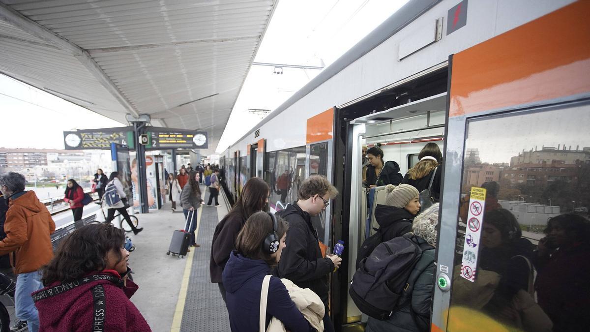 Les imatges de l'estació de Rodalies en un nou dia de caos al servei
