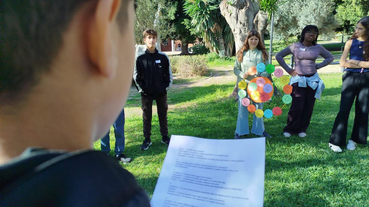 Alumnos de Málaga realizan una actividad para lograr una buena convivencia.
