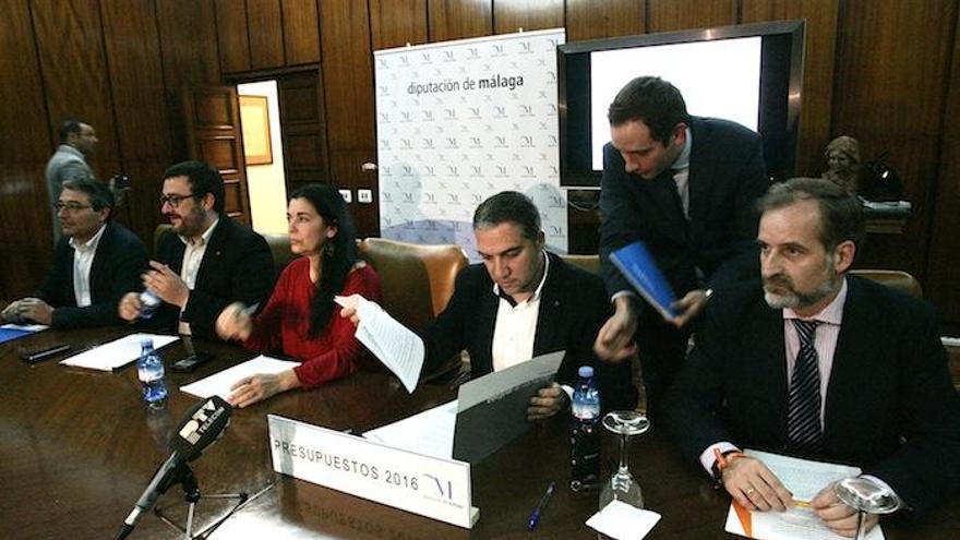 Los portavoces de los partidos con representación en la Diputación con su presidente, Elías Bendodo.
