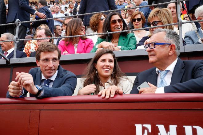 José Luis Martínez Almeida y Teresa Urquijo y Moreno en la plaza de las Ventas, en Madrid